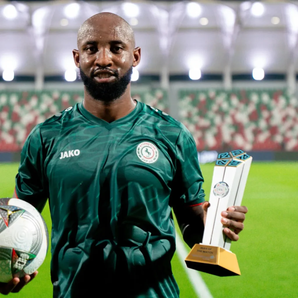 Moussa Dembélé ghi dấu ấn ở trận khai mạc với 3 bàn thắng.
