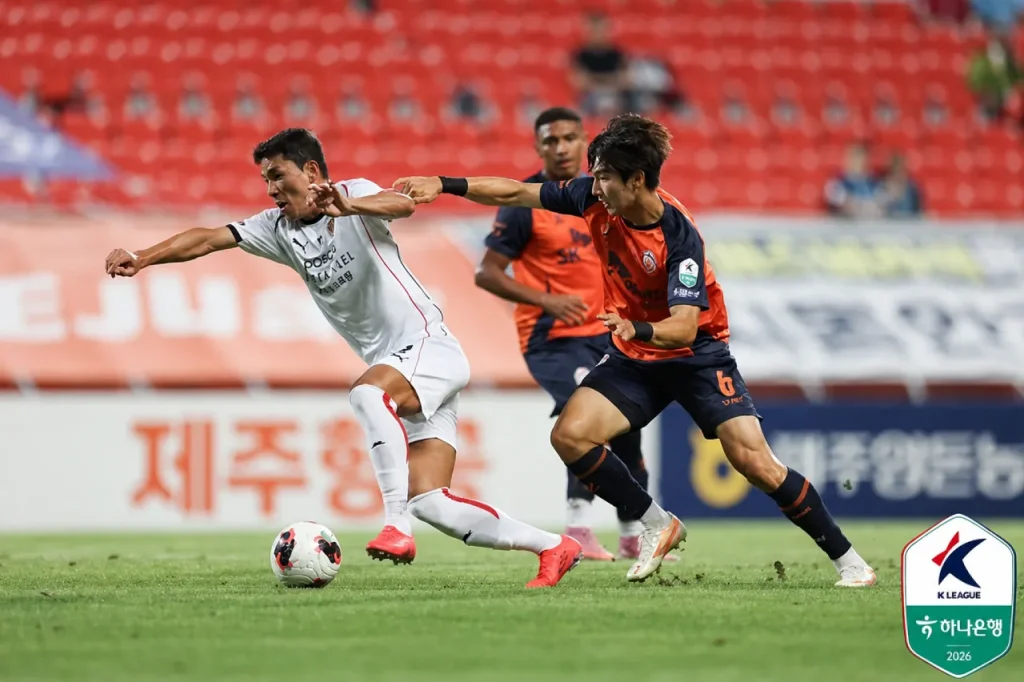 Pohang Steelers có chiến thắng 2-1 trước Jeju SK, chấm dứt chuỗi 9 trận bất bại của đối thủ.