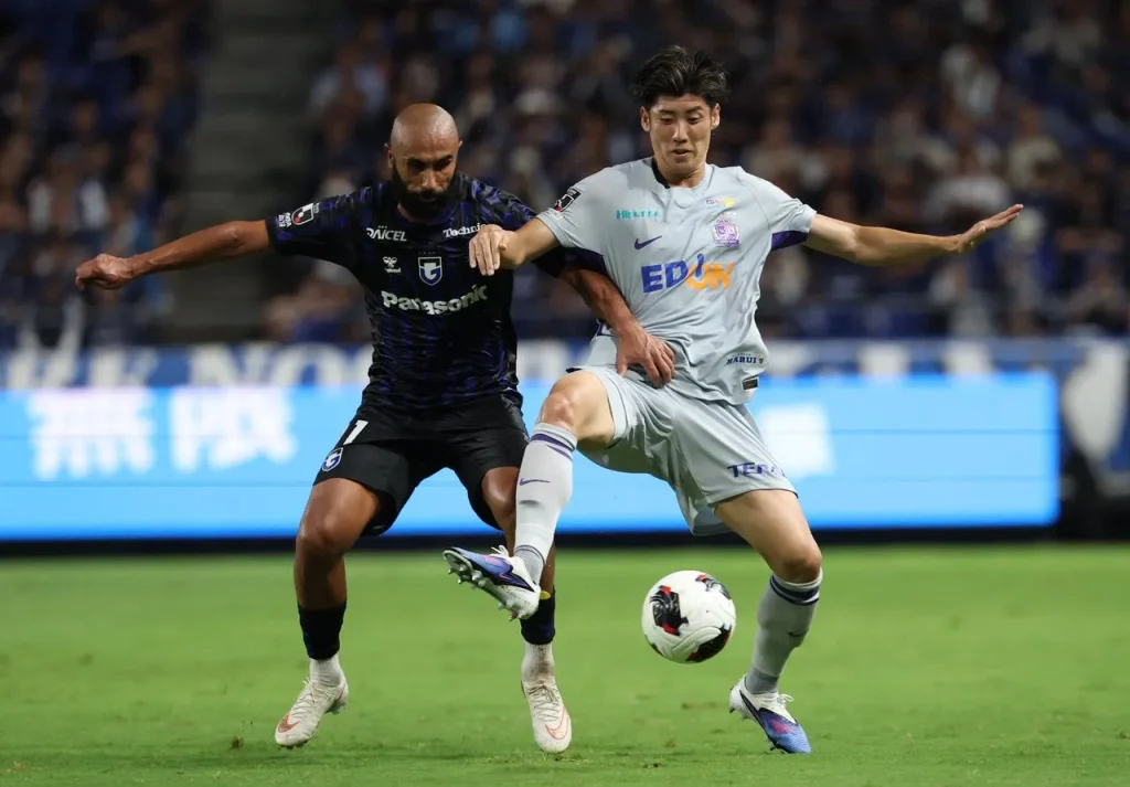 Sanfrecce Hiroshima chia điểm với Gamba Osaka trong một trận cầu cân bằng.