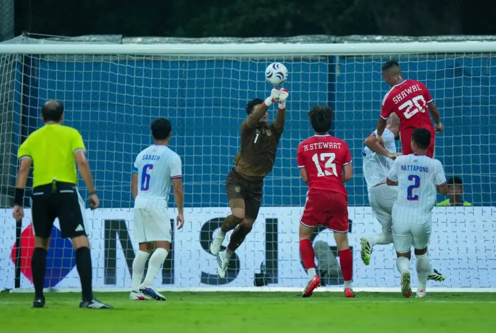 Thái Lan đánh bại Singapore với tỷ số 3-1 ngay trên sân khách ở trận bán kết lượt đi. Ảnh: ASEAN Cup