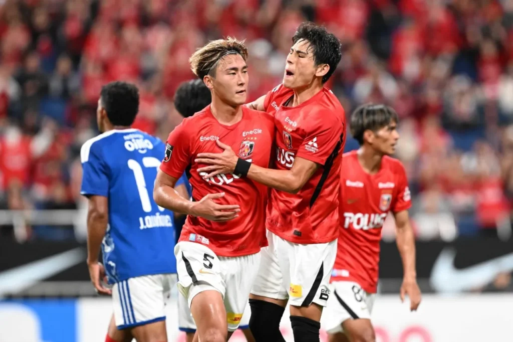 Hai lần bị dẫn trước, Urawa Reds vẫn biết cách lội ngược dòng trước Yokohama F. Marinos để giành lấy thắng lợi chung cuộc.