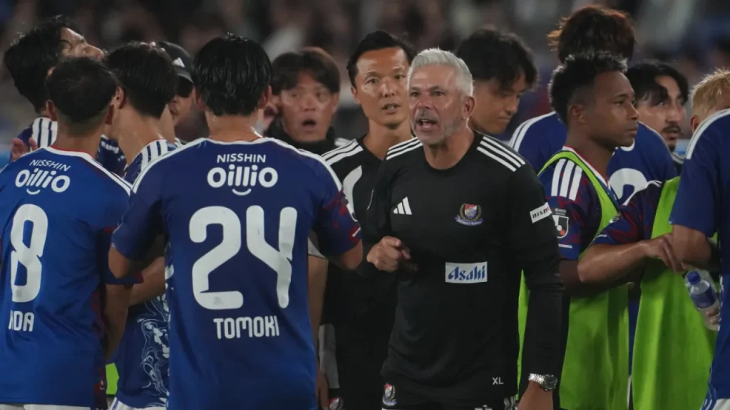 HLV Steve Corica đang có khởi đầu tốt cùng với Yokohama F. Marinos.