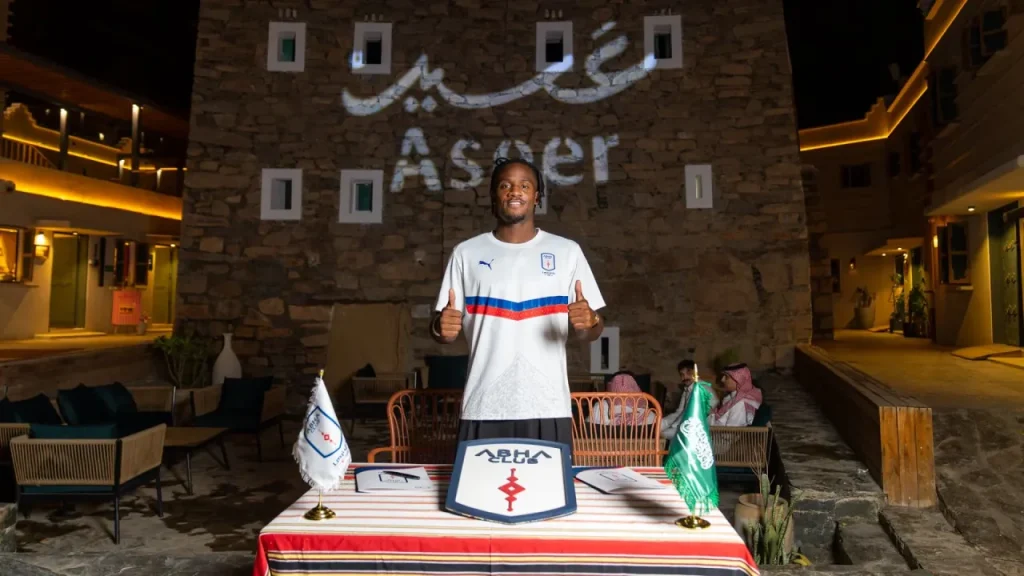 Michy Batshuayi là tân binh được kì vọng của Abha Club.