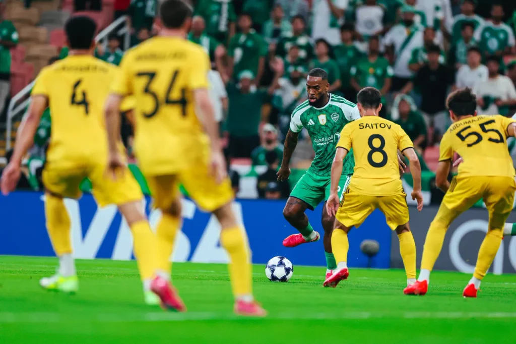 Ivan Toney im tiếng trong ngày Al Ahli chia điểm.