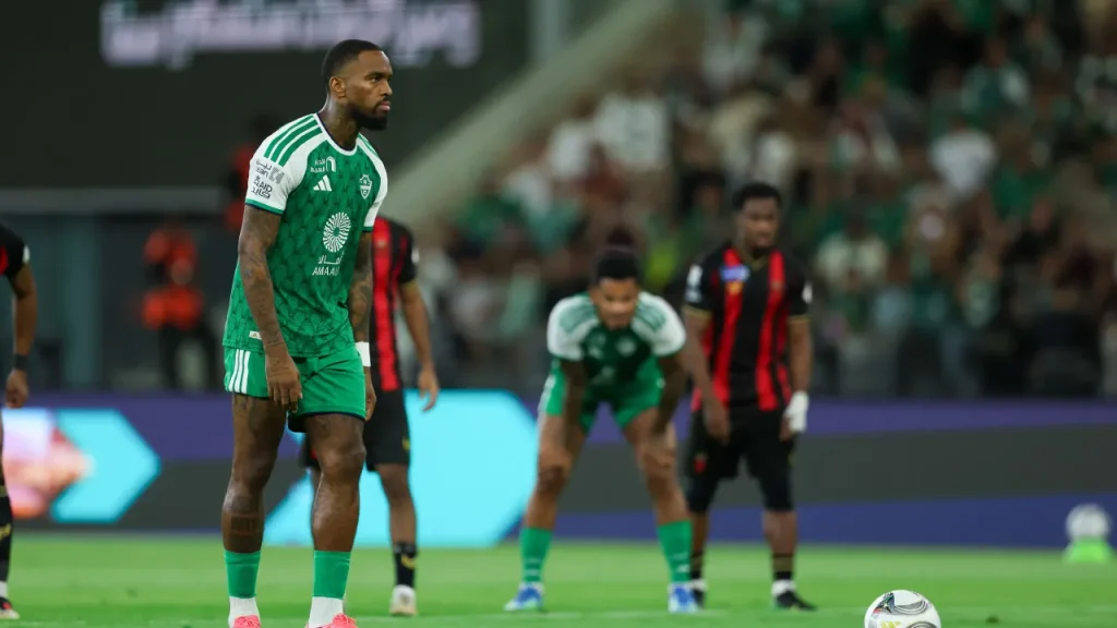 Al Ahli trở lại cuộc đua vô địch bằng chiến thắng dễ 5-0 trước Al Riyahd.