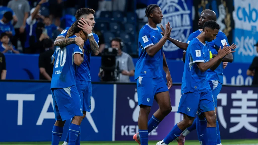 Al Hilal nhọc nhằn vượt qua Al Gharafa trong thế thiếu người.