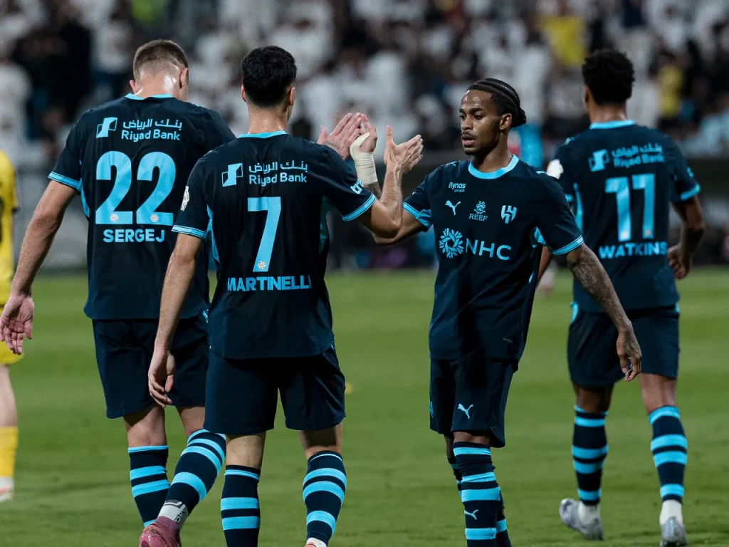 Al Hilal xây chắc ngôi đầu với chiến thắng 6-0 trước Al Taawoun.