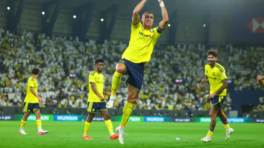 Ronaldo trực tiếp ghi bàn, mang về 3 điểm cho Al Nassr trươc Al Taawoun.