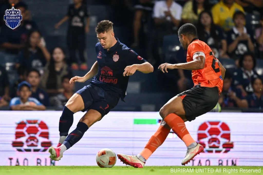 Buriram United đánh rơi chiến thắng khi để Singha Chiangrai United gỡ hòa 1-1 trong hiệp hai.