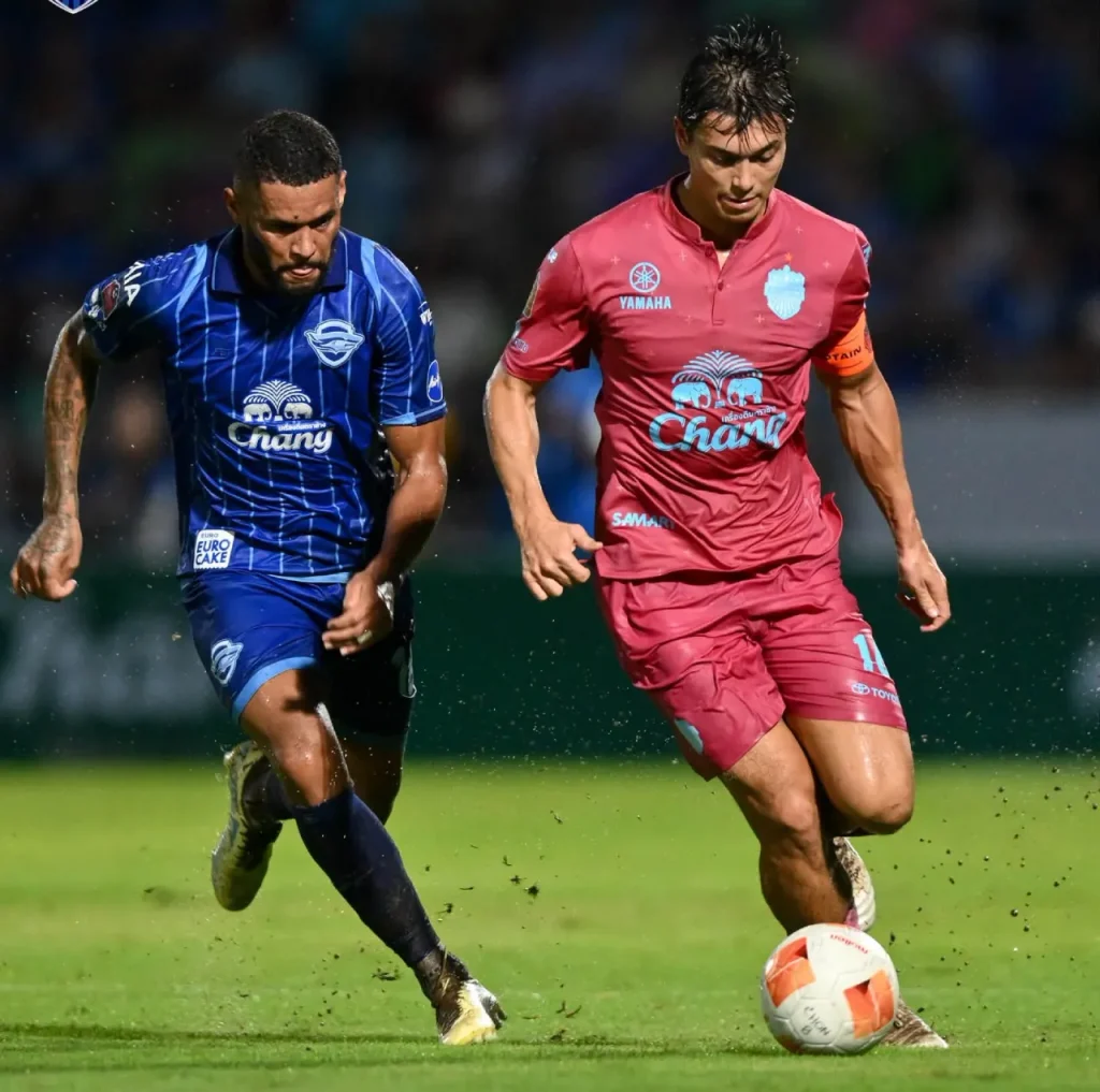 Buriram United thắng tối thiểu 1-0 khi hành quân đến Chonburi FC, vươn lên dẫn đầu bảng xếp hạng.