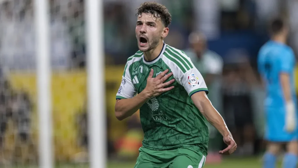 Eduard Spertsyan mang đến cho Al AHli sự cơ động trong các phương án tấn công.
