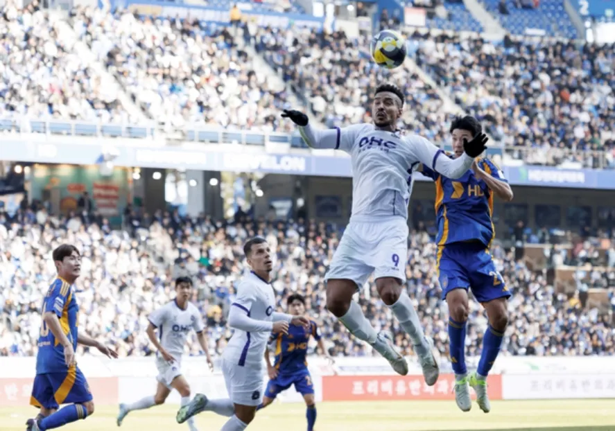 FC Anyang xuất sắc giữ lại 3 điểm trước Ulsan HD trên sân nhà.