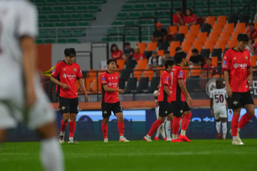 Gangwon chia điểm với Pohang Steelers trong trận cầu không bàn thắng.