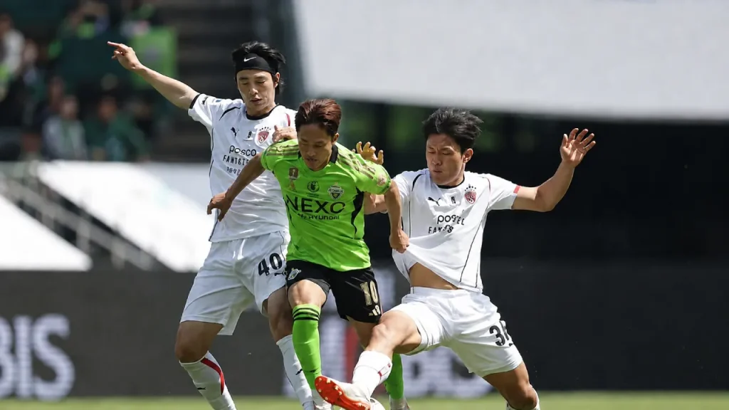 Lee Seung-woo tỏa sáng, mang về 3 điểm cho Jeonbuk trước Pohang Steelers.