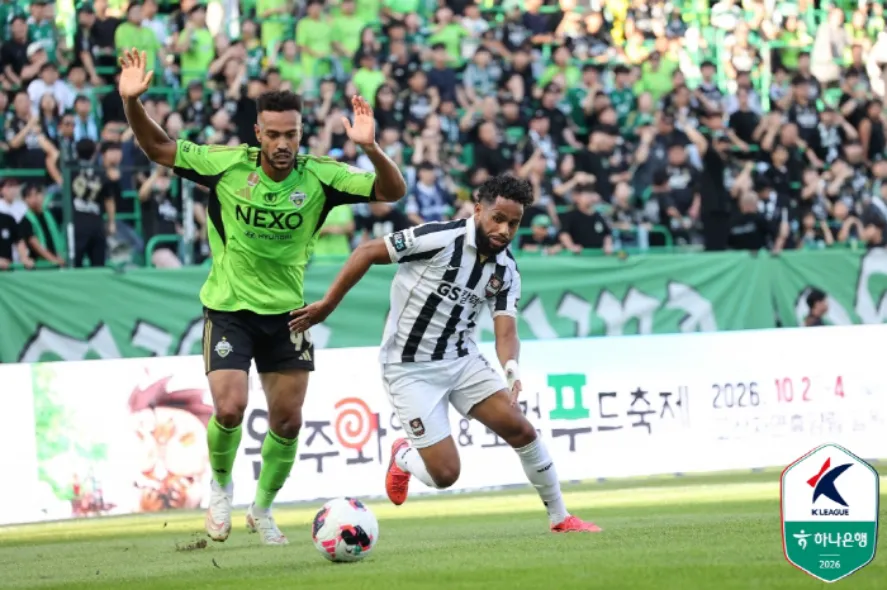 FC Seoul vượt qua Jeonbuk, gần như chấm dứt hy vọng bảo vệ ngôi vương của đội bóng áo xanh.