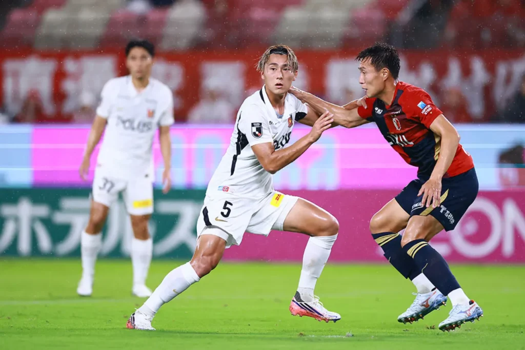 Vượt qua Kashima Antlers với tỉ số tối thiểu, Urawa Reds có 3 chiến thắng liên tiếp.