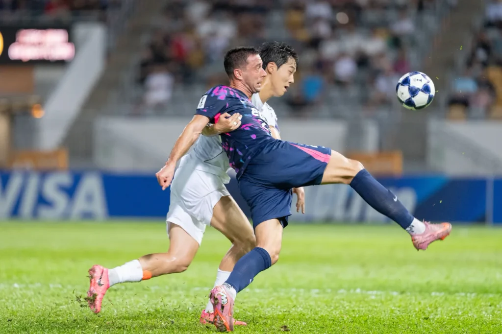 Gangwon FC không thể đánh bại được Kitchee SC dù được chơi hơn người.
