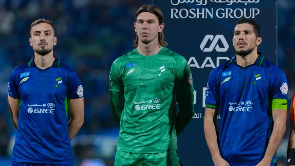 Thủ môn Adrian Šemper đã có ngày ra mắt ấn tượng, giúp Al Fateh có được 1 điểm trước Al Ittihad.