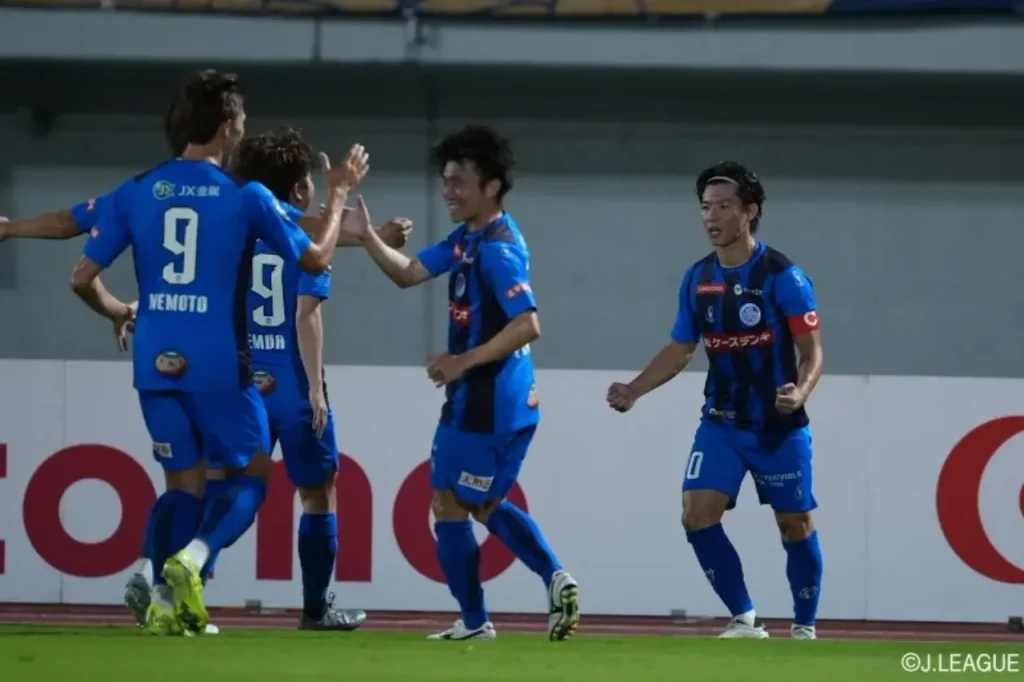 Mito Hollyhojc tạo nên cú sốc lớn nhất vòng 5, khi đánh bại Kashima Antlers với tỉ số không tưởng 4-2.