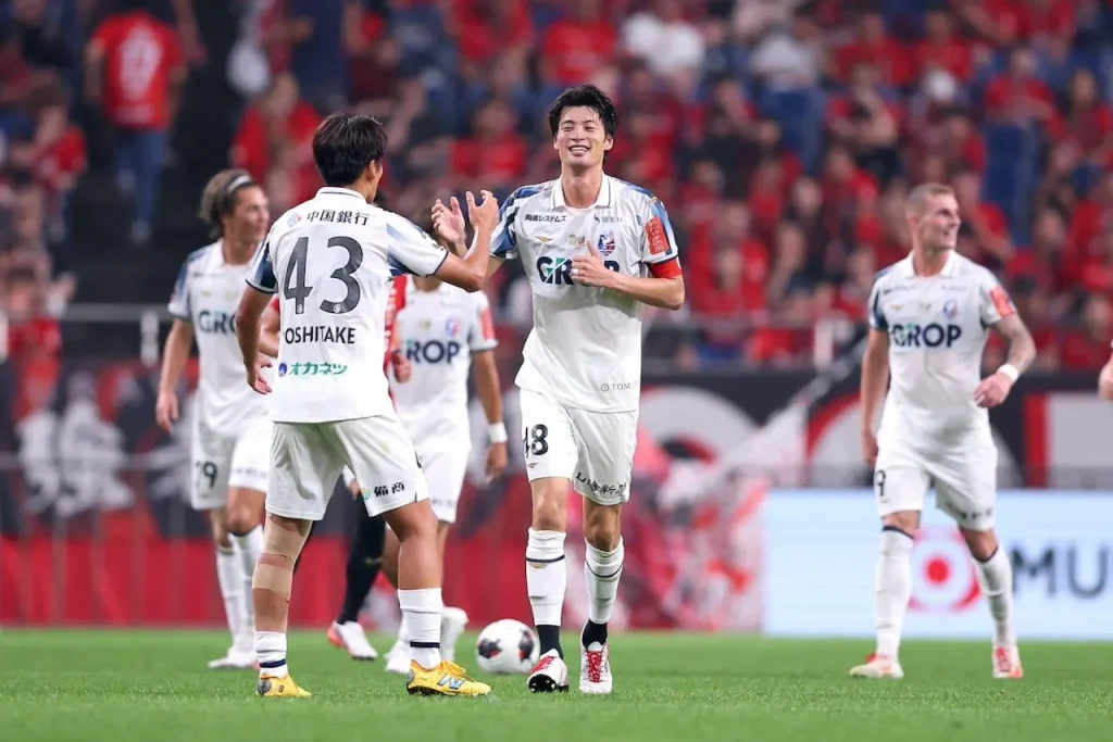 Okayama giành chiến thắng 2-1 trước Urawa Reds nhờ bàn thắng ở những phút cuối trận.