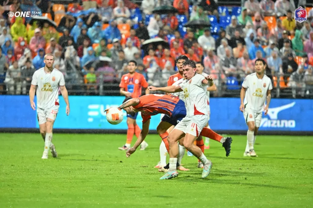 Port FC vượt qua Lamphun Warriors 2-1 khá khó khăn, chính thức vươn lên vị trí đầu bảng.
