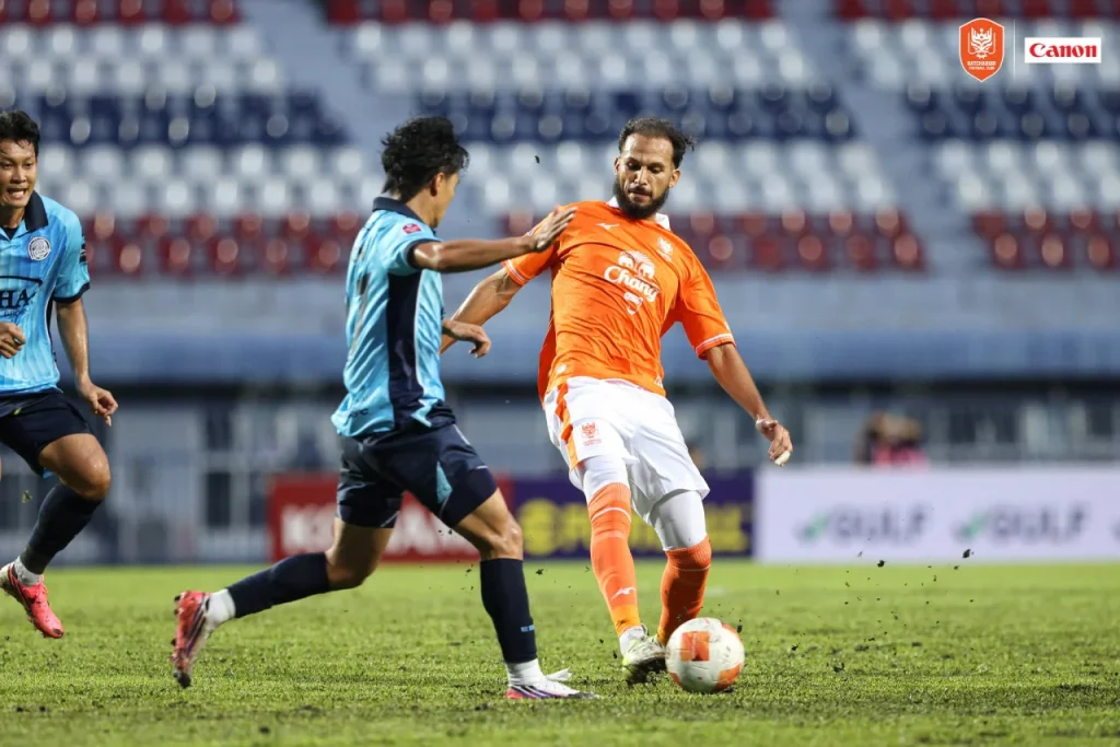 Ratchaburi FC đánh rơi chiến thắng khi bị Rayong FC gỡ hòa 1-1 bằng quả phạt đền.