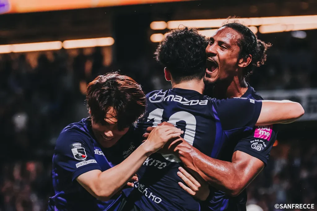 Hàng công bùng nổ, Sanfrecce Hiroshima có chiến thắng đậm trươc Nagoya.