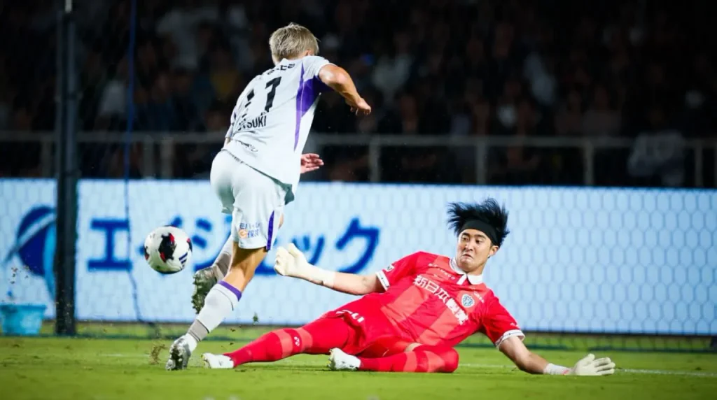 Sanfrecce Hiroshima chật vật giành 3 điểm dù có lợi thế quân số.