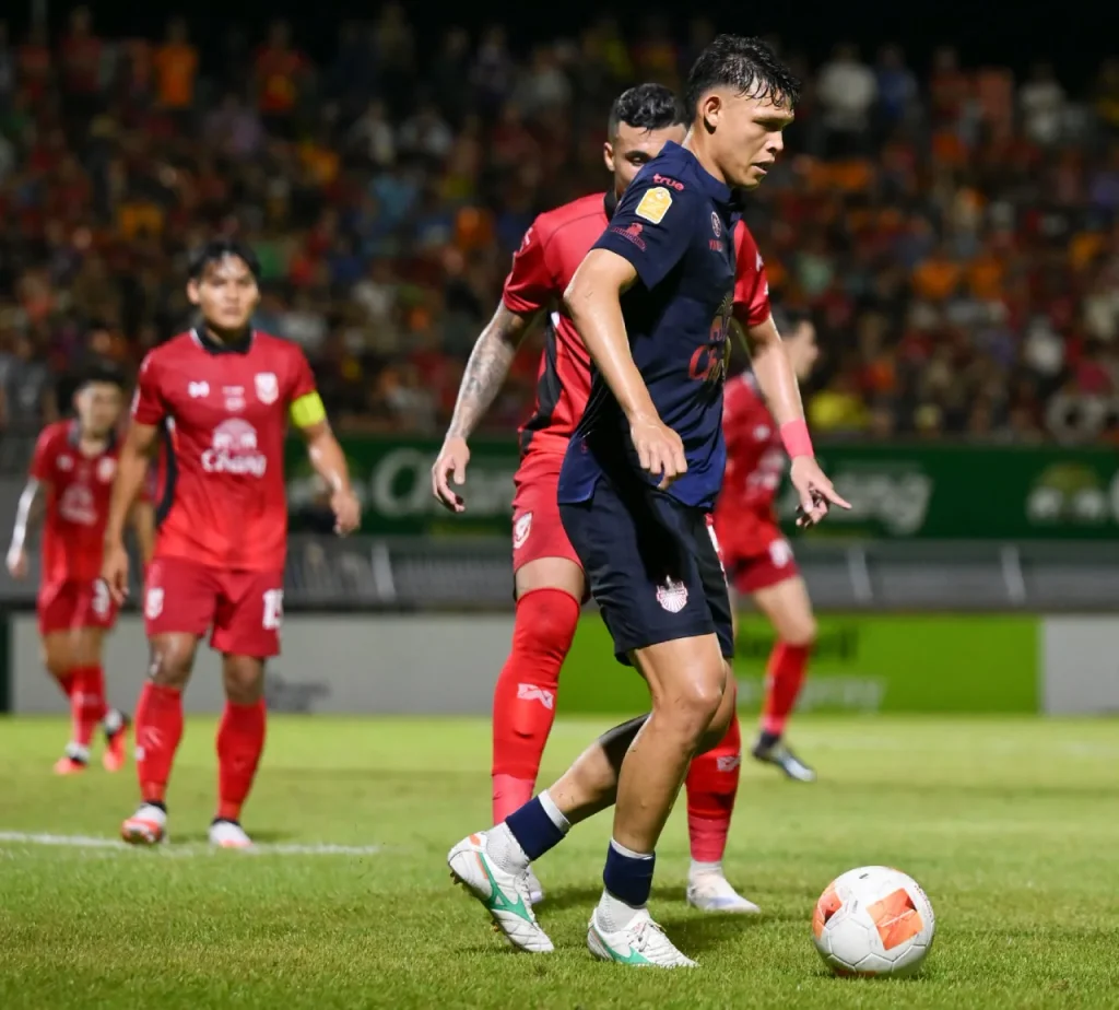 Buriram United đánh bại Sukhothai 3-1 ngay trên sân khách ở vòng mở màn.