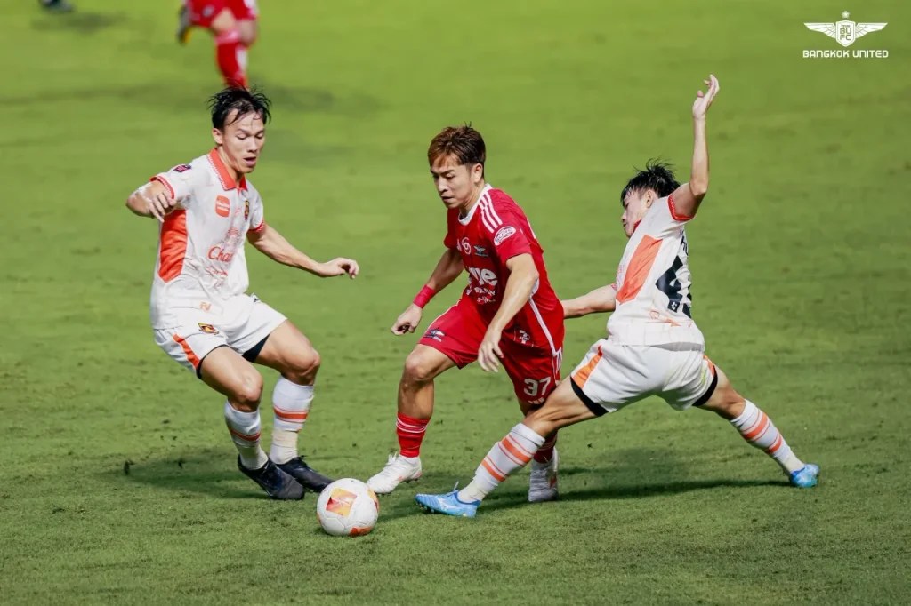 True Bangkok United dễ dàng hạ gục tân binh Sisaket United với cách biệt 3-1.