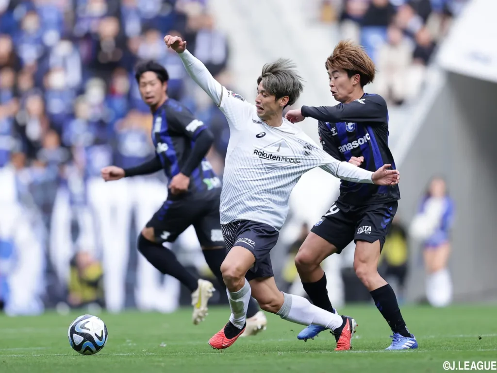 Vissel Kobe leo lên đỉnh bảng xếp hạng với chiến thắng tối thiểu trước Gamba Osaka.